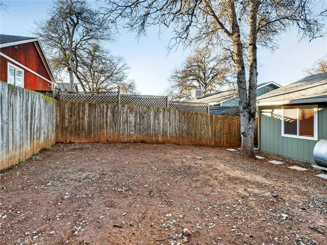 a view of a backyard