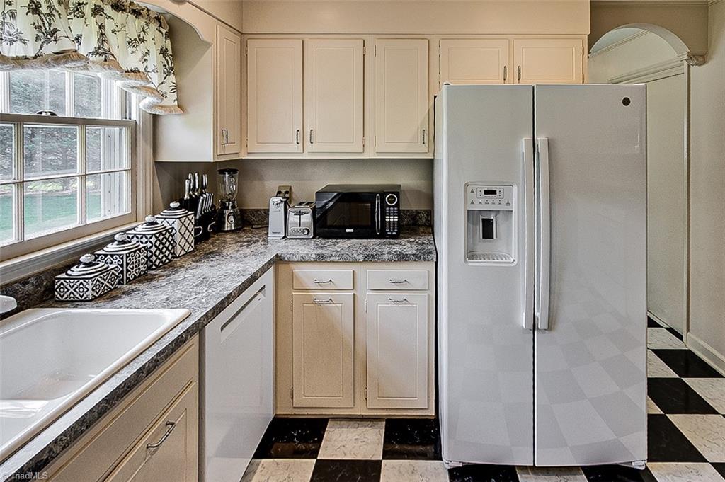 4205 Stonehenge Road Greensboro, NC 27406 - Photo 21 of 49 Plenty of cabinets, counter space and view of the yard and golf course.