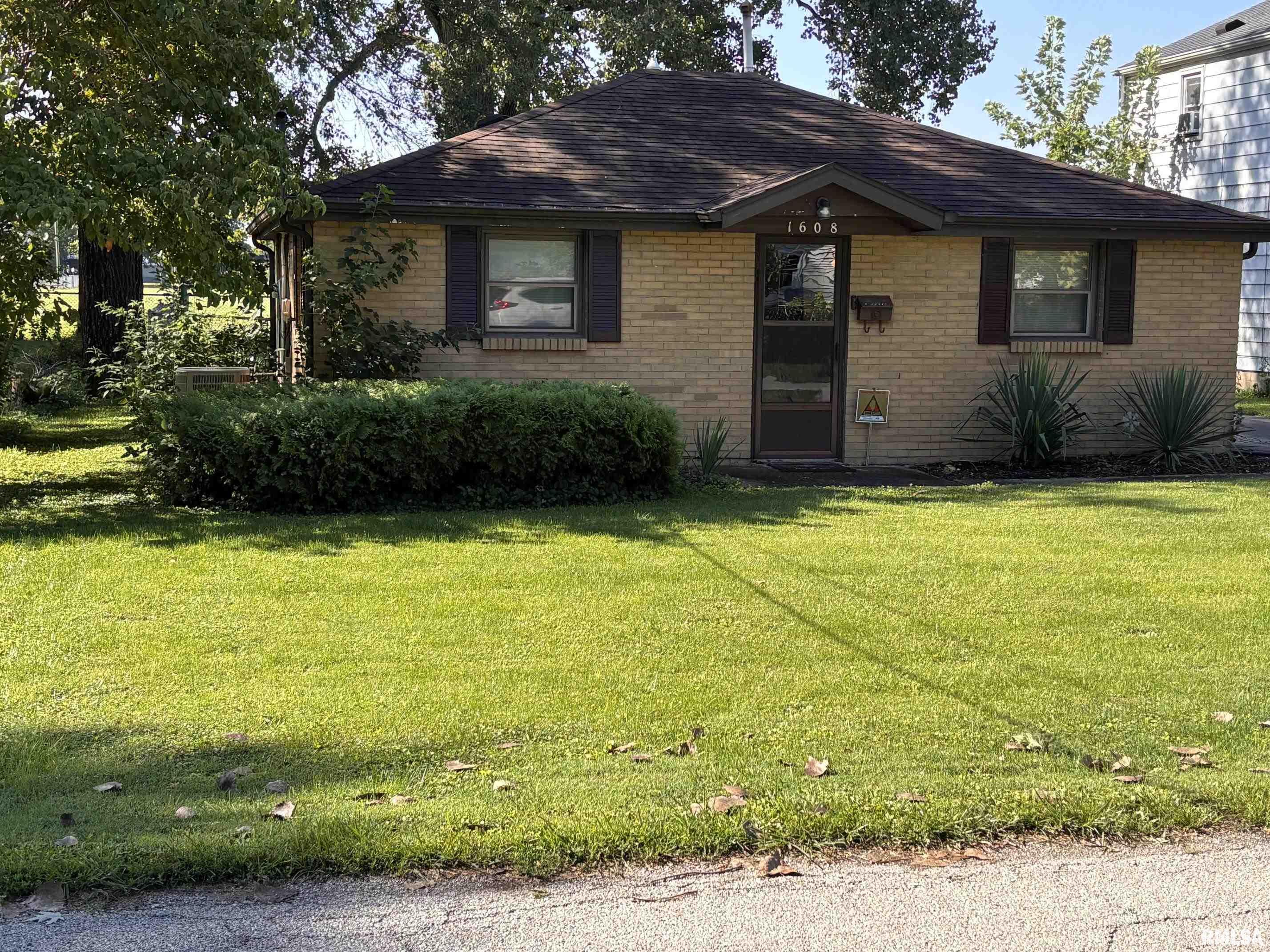 1608 East Knox Avenue Springfield, IL 62703 - Photo 1 of 23 Gallery Image 1