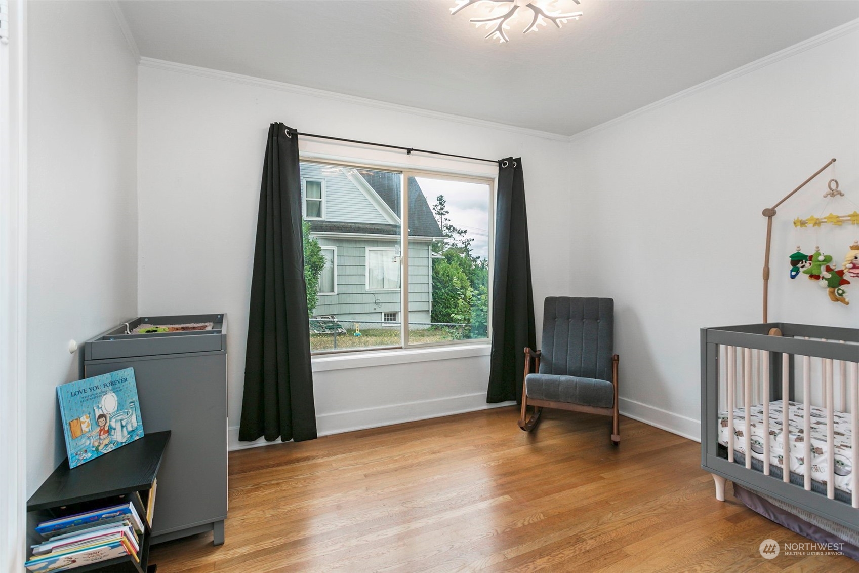 710 Prospect Avenue North Kent, WA 98031 - Photo 17 of 37 a living room with furniture and a window
