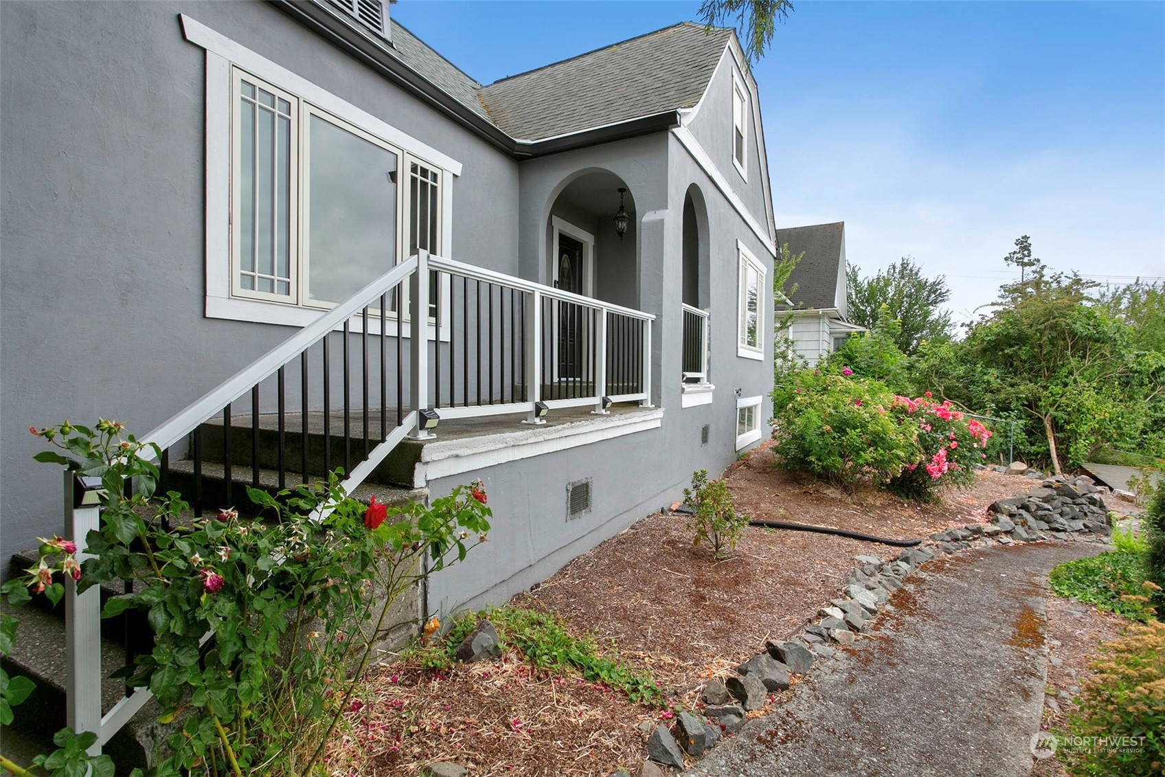 710 Prospect Avenue North Kent, WA 98031 - Photo 5 of 37 a front view of a house with balcony and garden