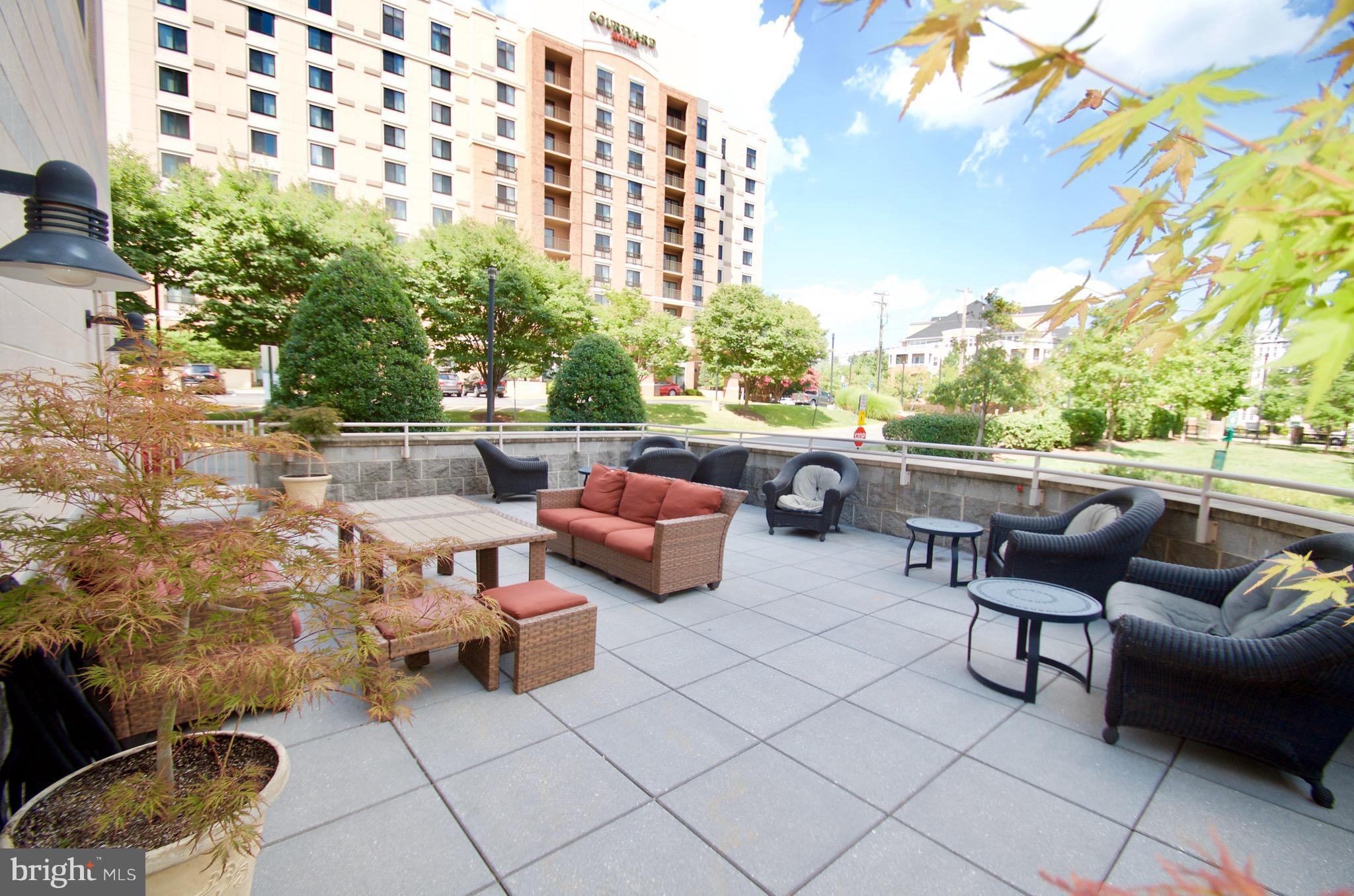 2726 Gallows Road, Unit 917 Vienna, VA 22180 - Photo 18 of 25 Outdoor Living