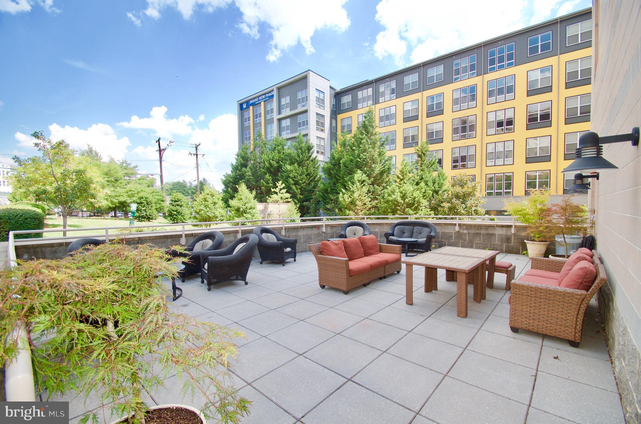 2726 Gallows Road, Unit 917 Vienna, VA 22180 - Photo 19 of 25 Outdoor Living