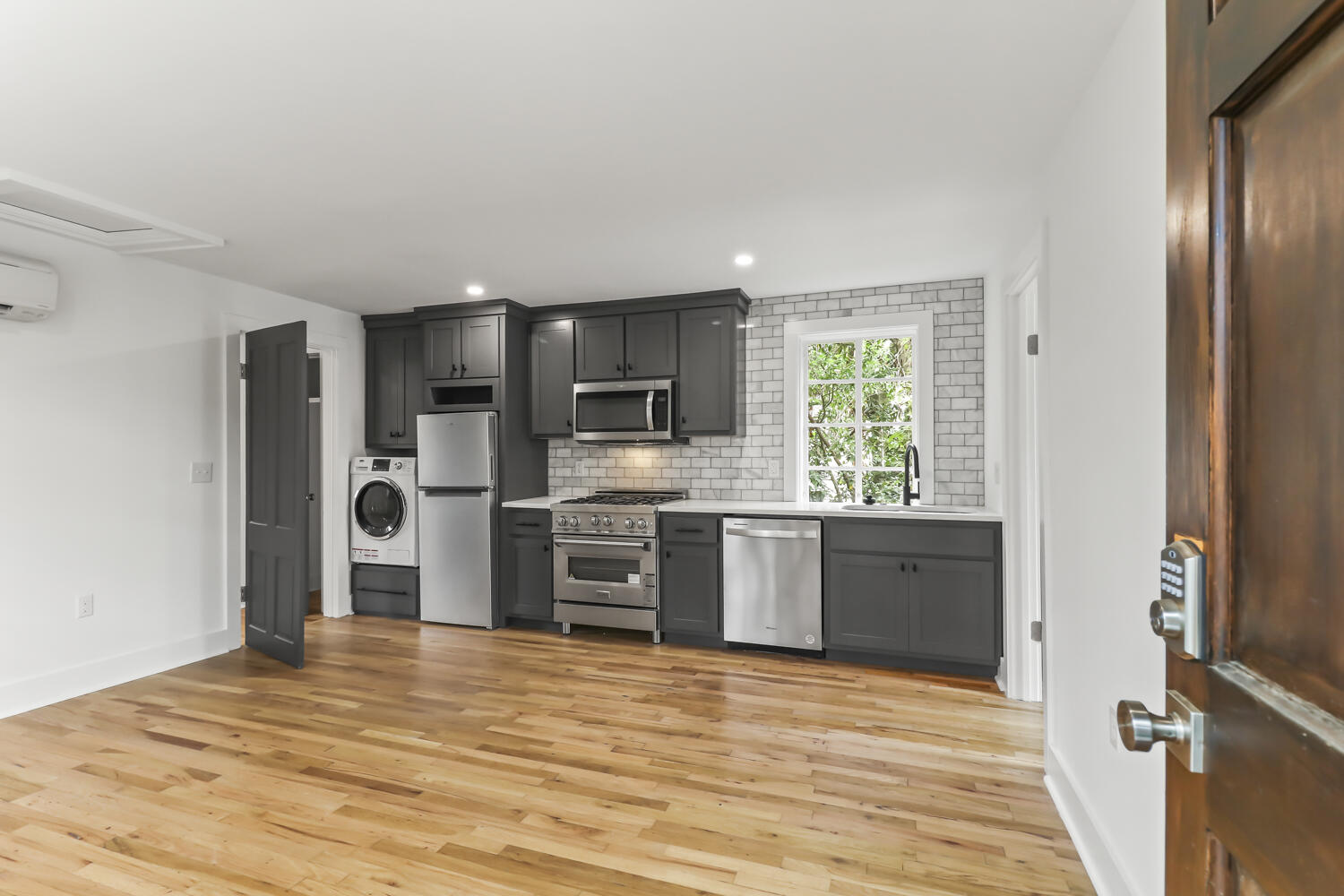 19 Smith Street, Unit F Charleston, SC 29401 - Photo 3 of 20 19 Smith Street, D, Charleston 29401-2