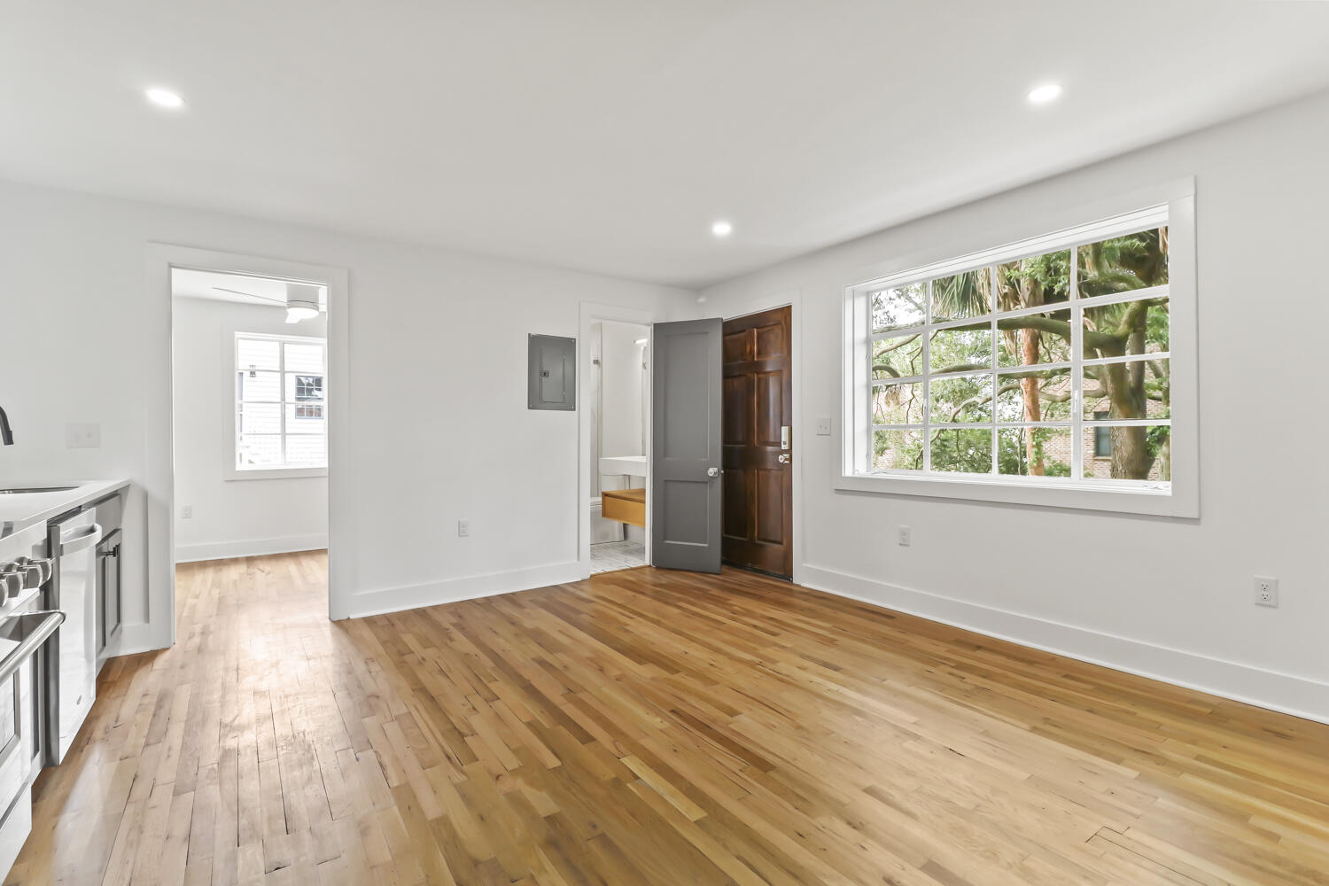 19 Smith Street, Unit F Charleston, SC 29401 - Photo 5 of 20 19 Smith Street, D, Charleston 29401-4