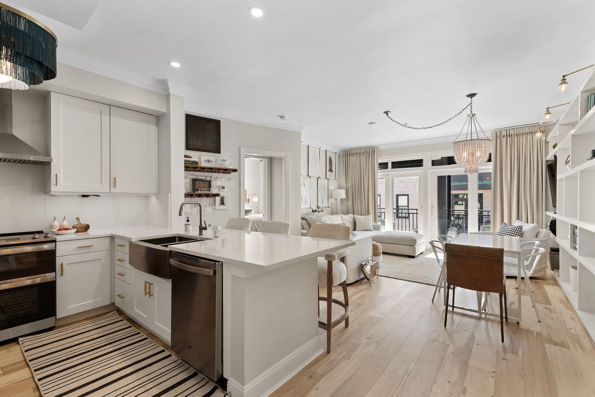 21 George Street, Unit 407 Charleston, SC 29401 - Photo 11 of 34 21georgeunit407-keeneyemarketing-012