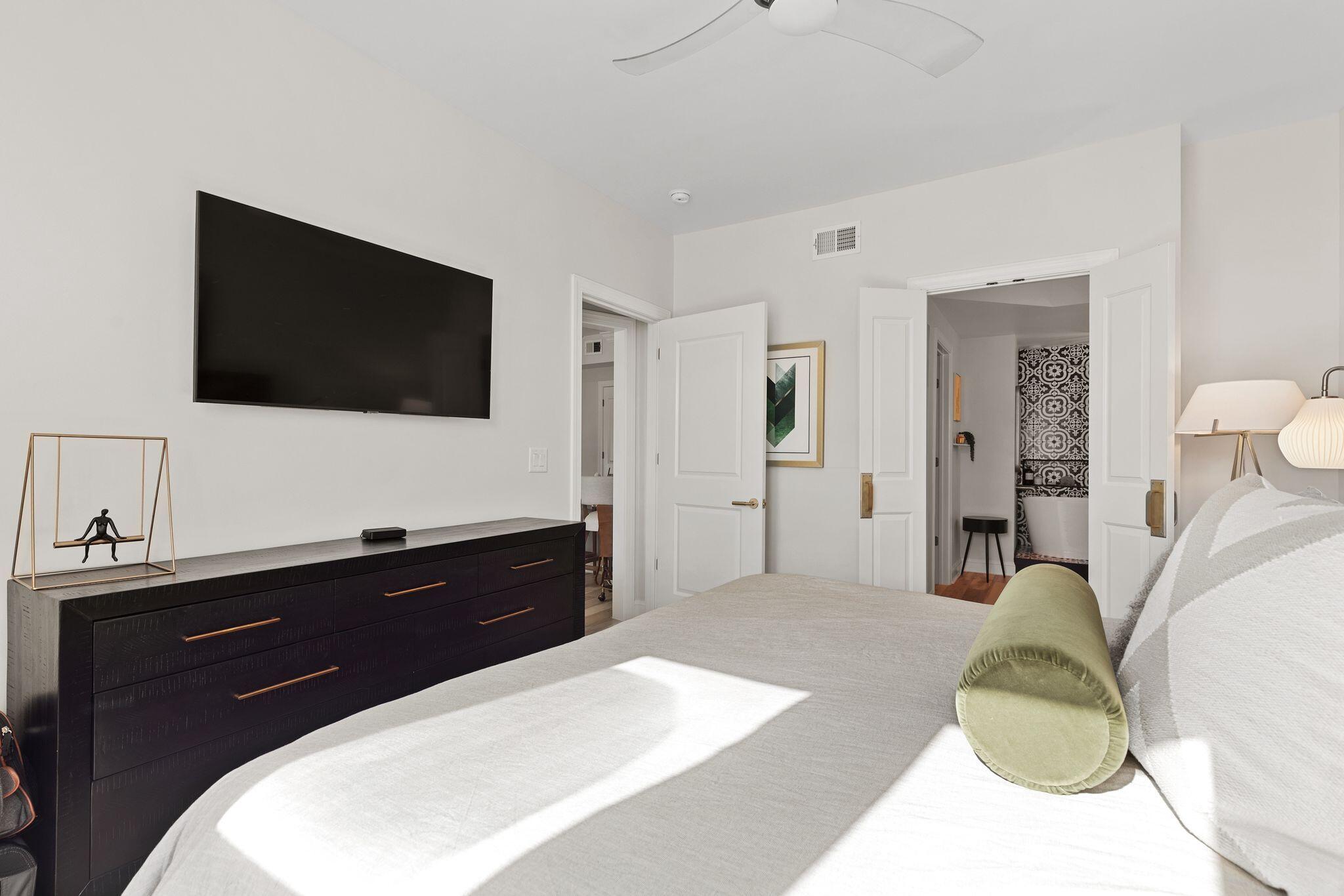 21 George Street, Unit 407 Charleston, SC 29401 - Photo 18 of 34 21georgeunit407-keeneyemarketing-020