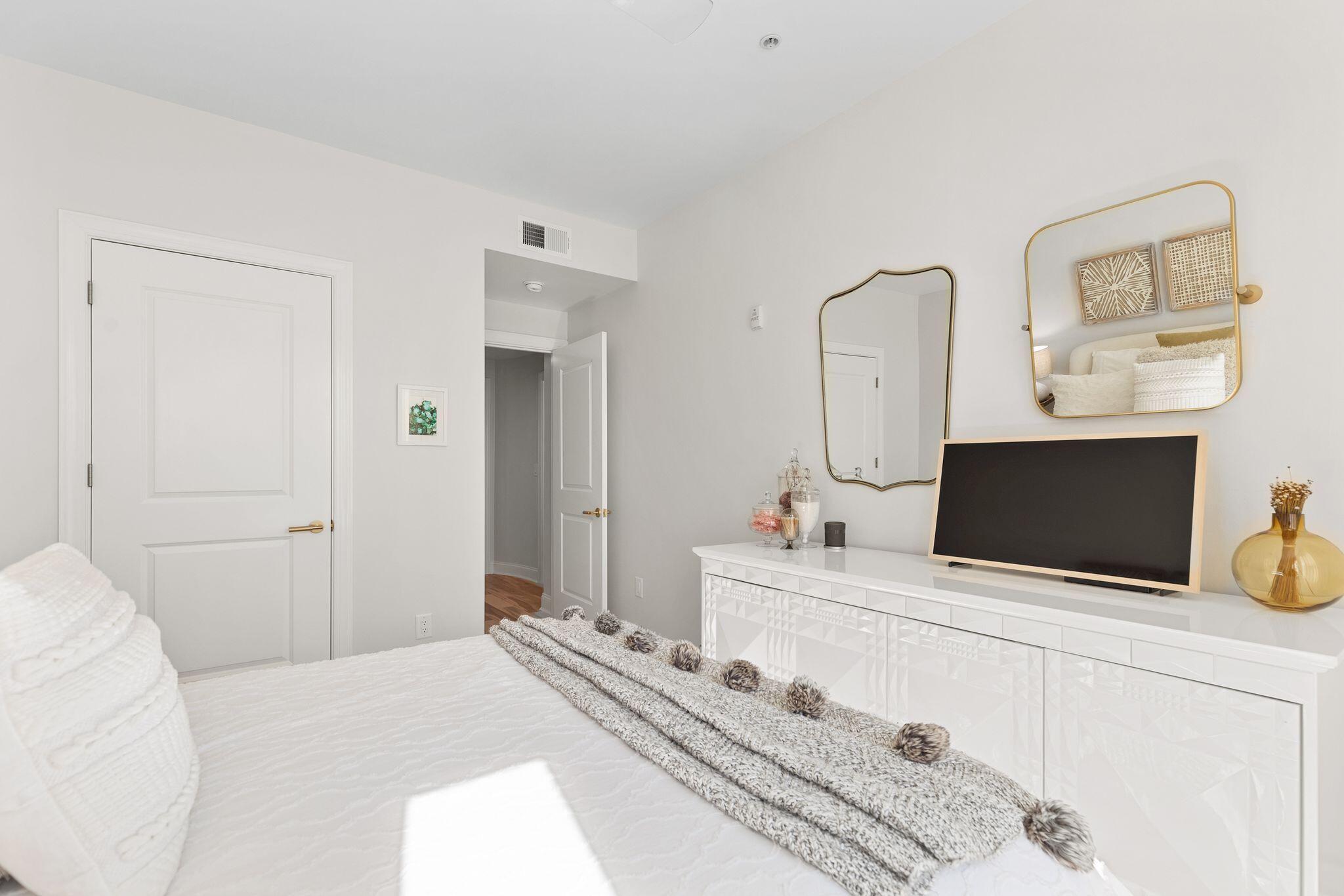 21 George Street, Unit 407 Charleston, SC 29401 - Photo 24 of 34 21georgeunit407-keeneyemarketing-027