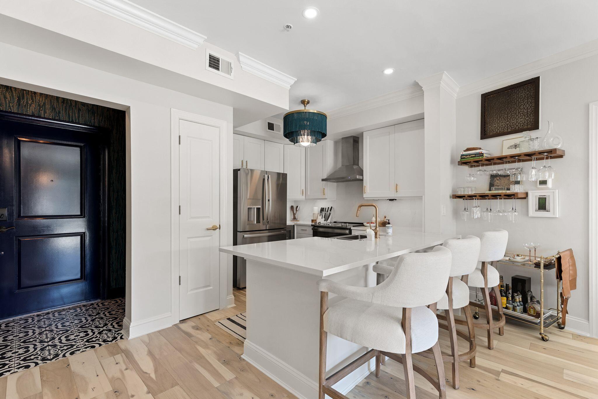 21 George Street, Unit 407 Charleston, SC 29401 - Photo 5 of 34 21georgeunit407-keeneyemarketing-006