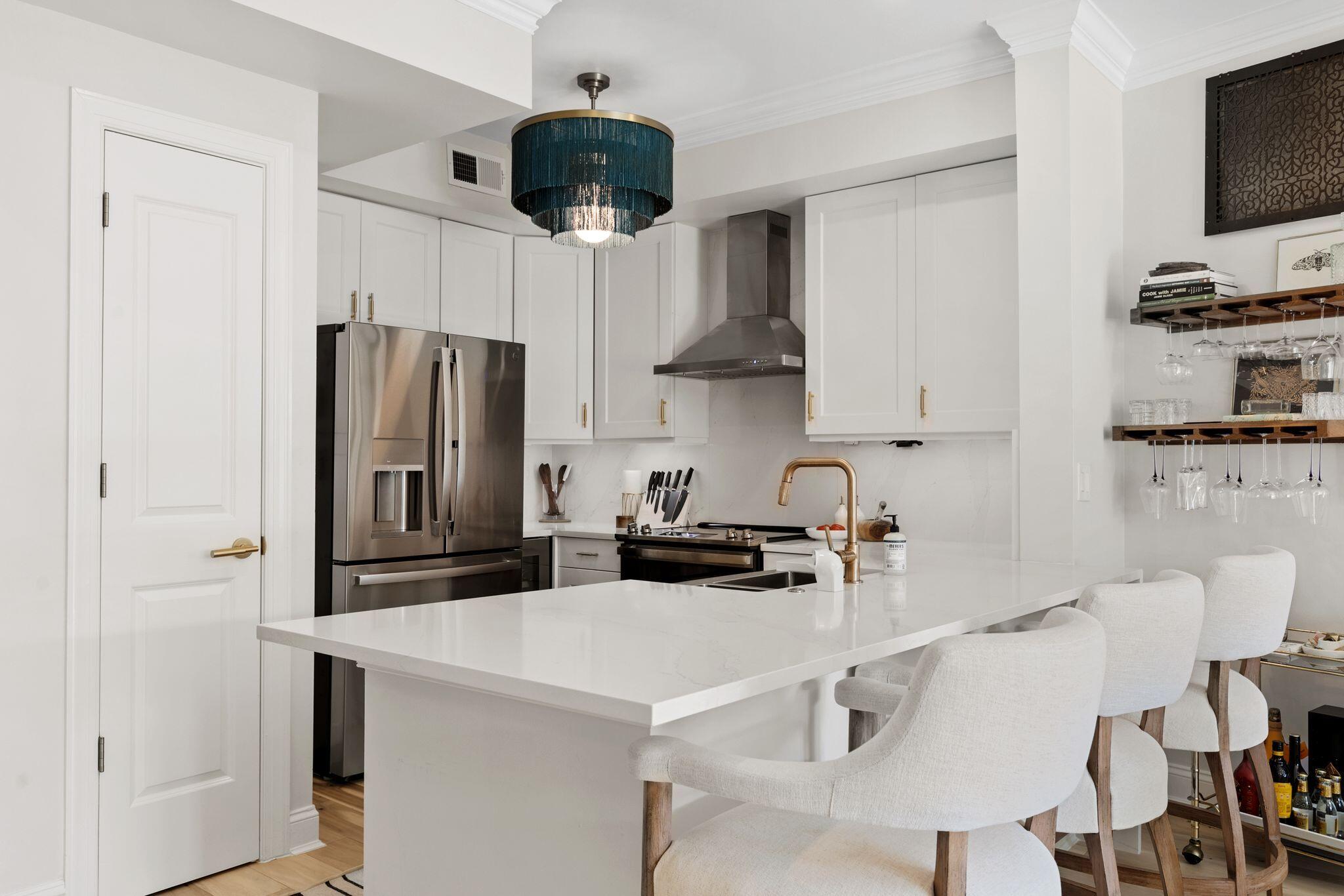 21 George Street, Unit 407 Charleston, SC 29401 - Photo 6 of 34 21georgeunit407-keeneyemarketing-007