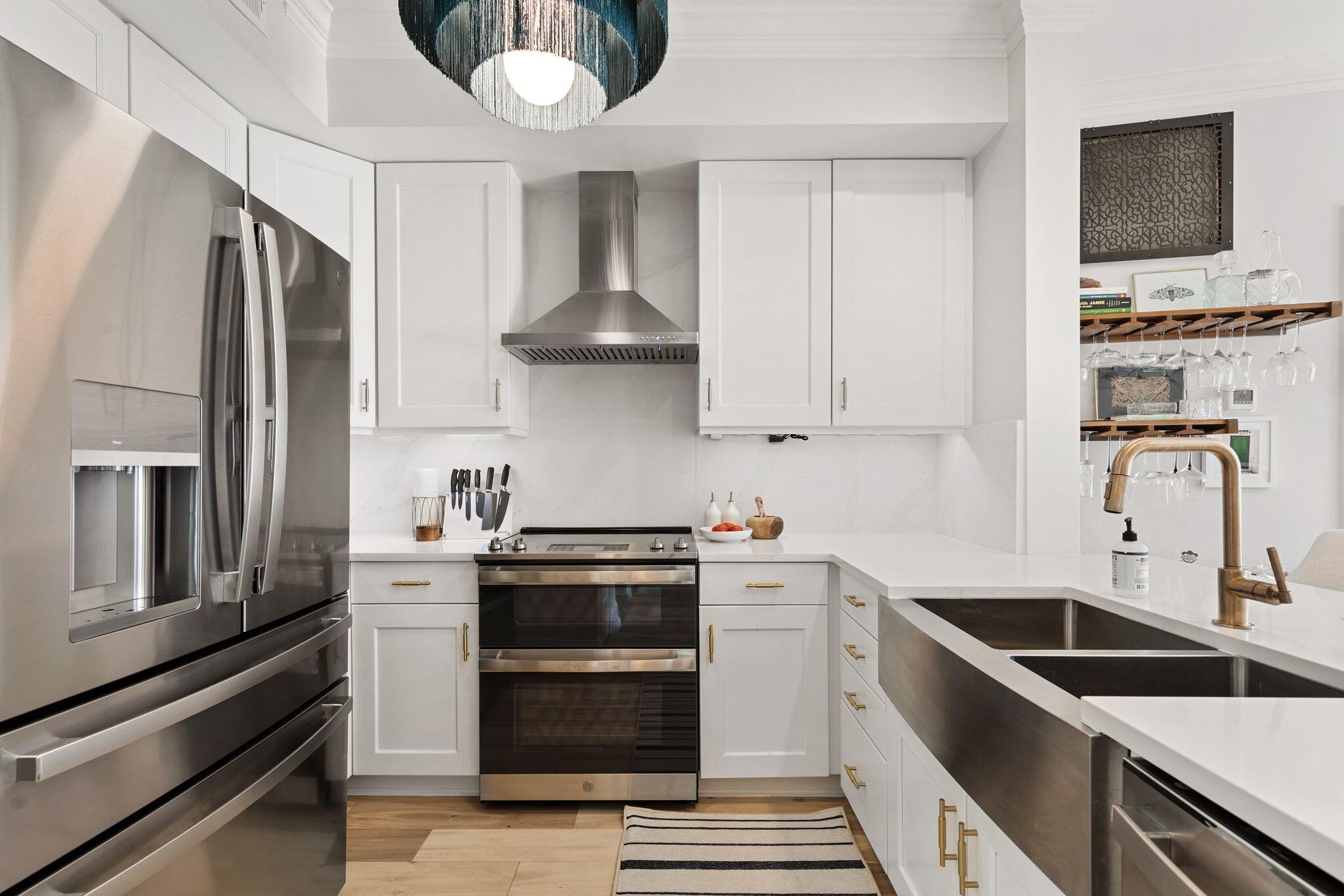 21 George Street, Unit 407 Charleston, SC 29401 - Photo 7 of 34 21georgeunit407-keeneyemarketing-008