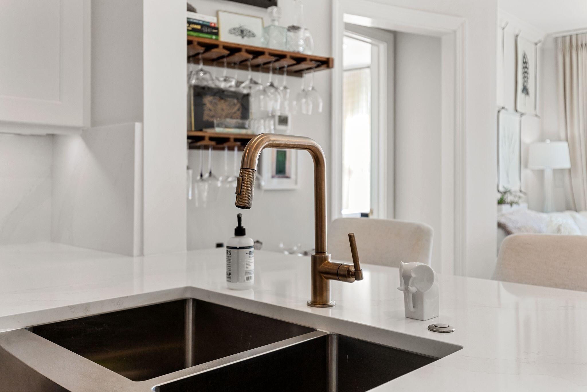 21 George Street, Unit 407 Charleston, SC 29401 - Photo 8 of 34 21georgeunit407-keeneyemarketing-009