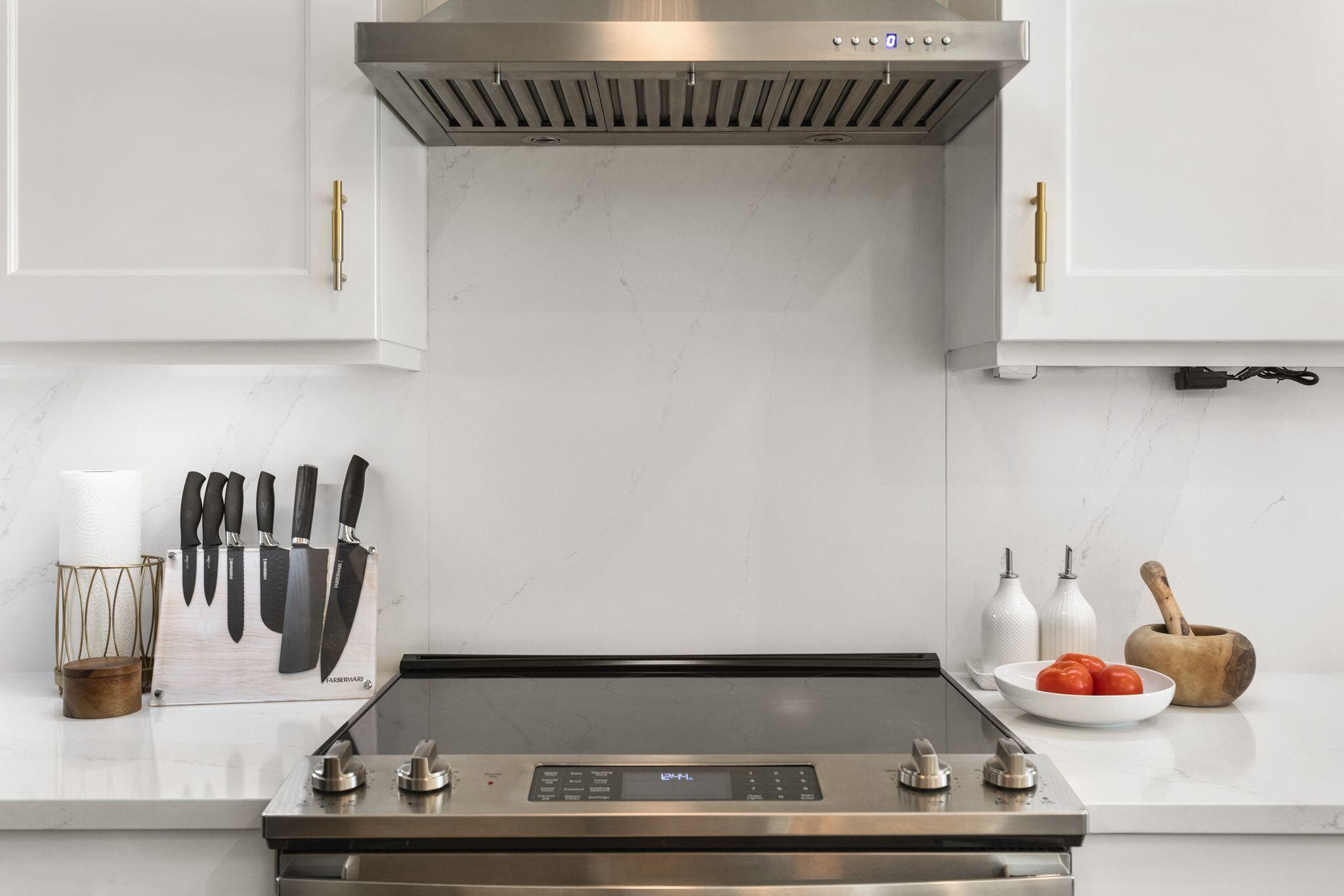 21 George Street, Unit 407 Charleston, SC 29401 - Photo 9 of 34 21georgeunit407-keeneyemarketing-010