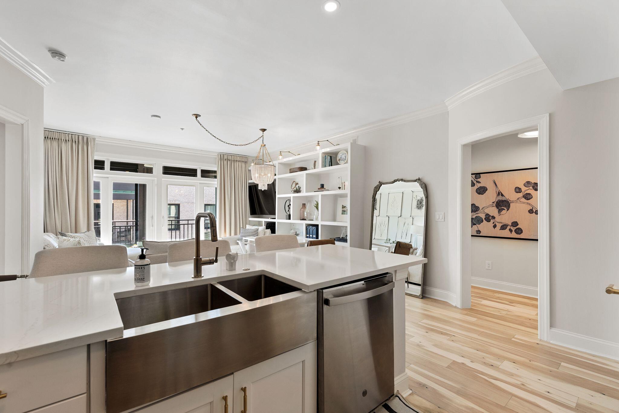 21 George Street, Unit 407 Charleston, SC 29401 - Photo 10 of 34 21georgeunit407-keeneyemarketing-011