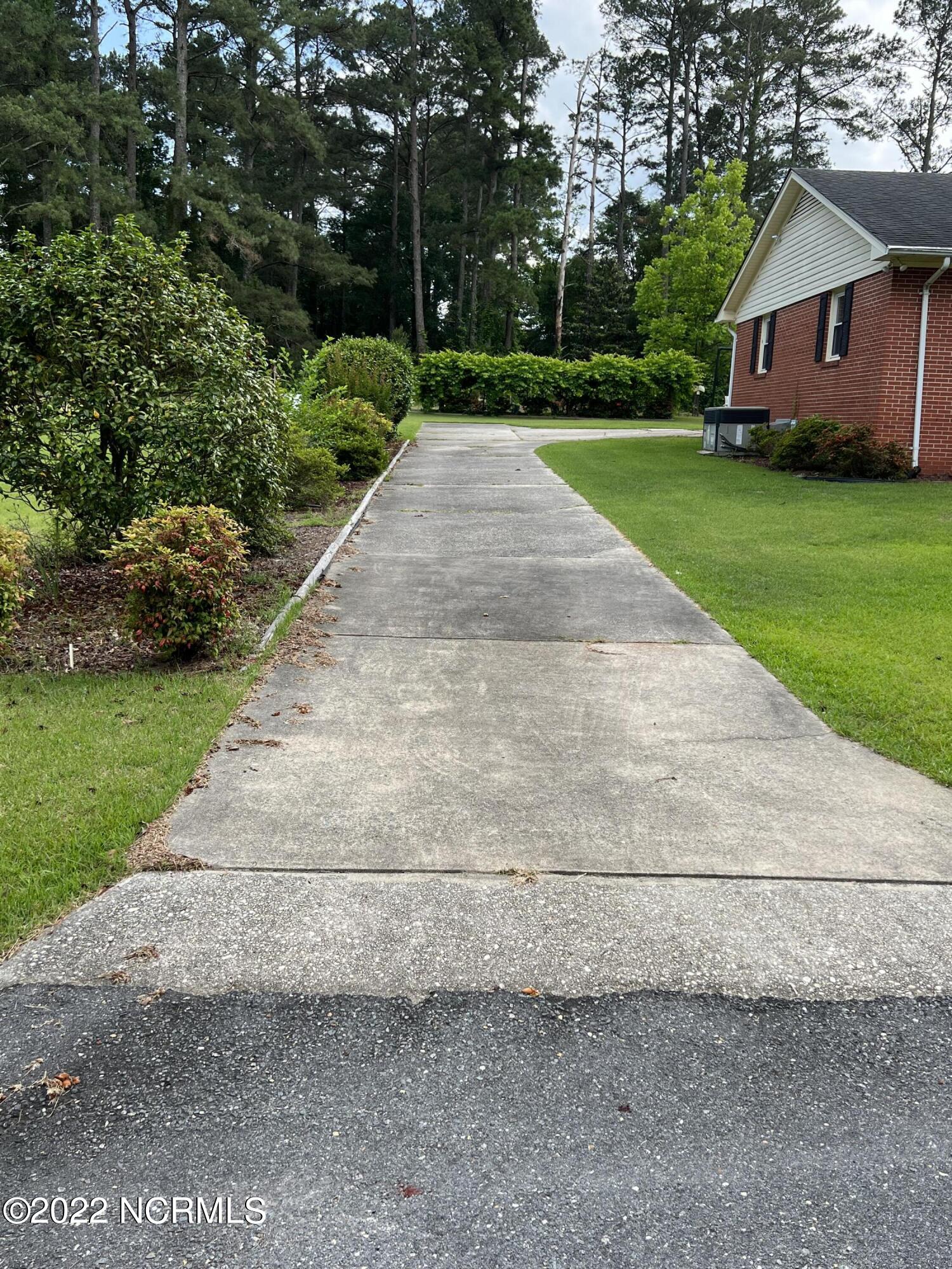 402 Pineview Road Clinton, NC 28328 - Photo 12 of 31 Driveway