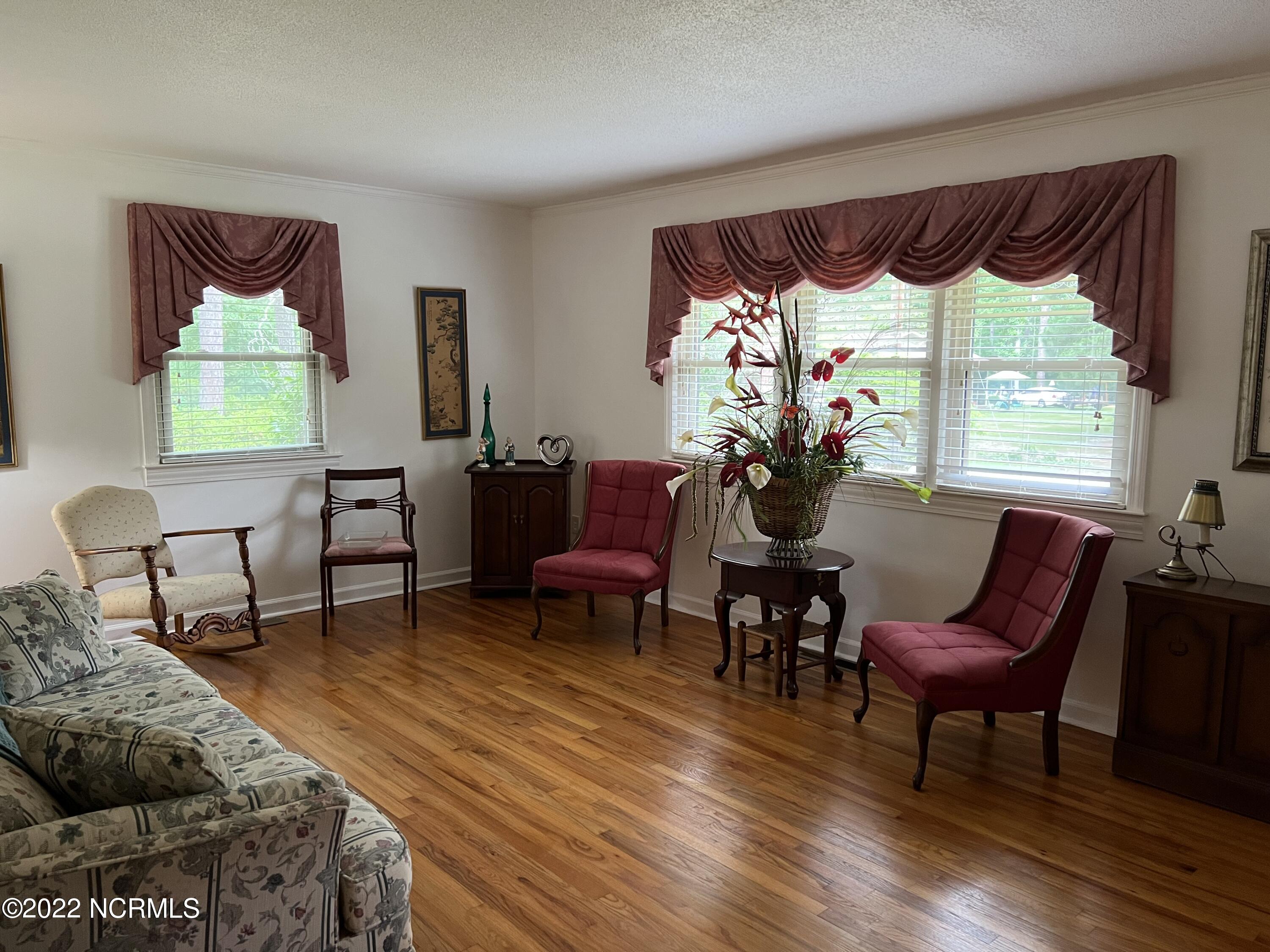 402 Pineview Road Clinton, NC 28328 - Photo 14 of 31 Living Room