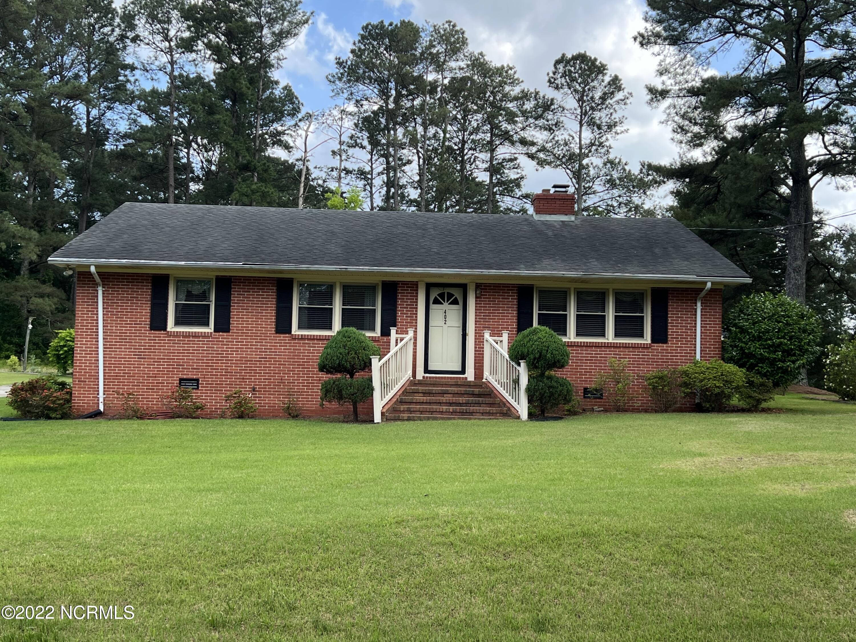 402 Pineview Road Clinton, NC 28328 - Photo 2 of 31 Front
