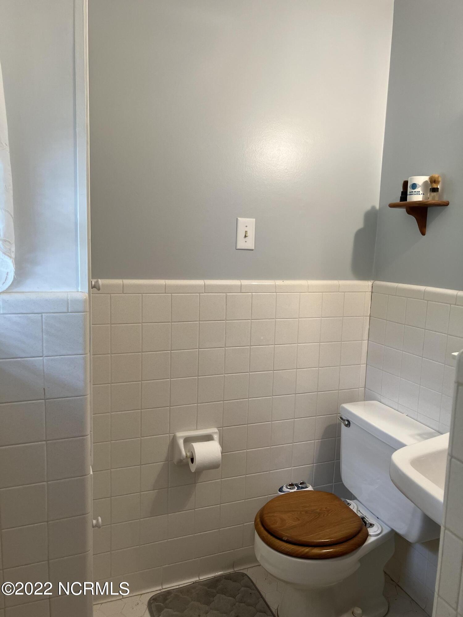 402 Pineview Road Clinton, NC 28328 - Photo 21 of 31 Primary bath with walk in shower