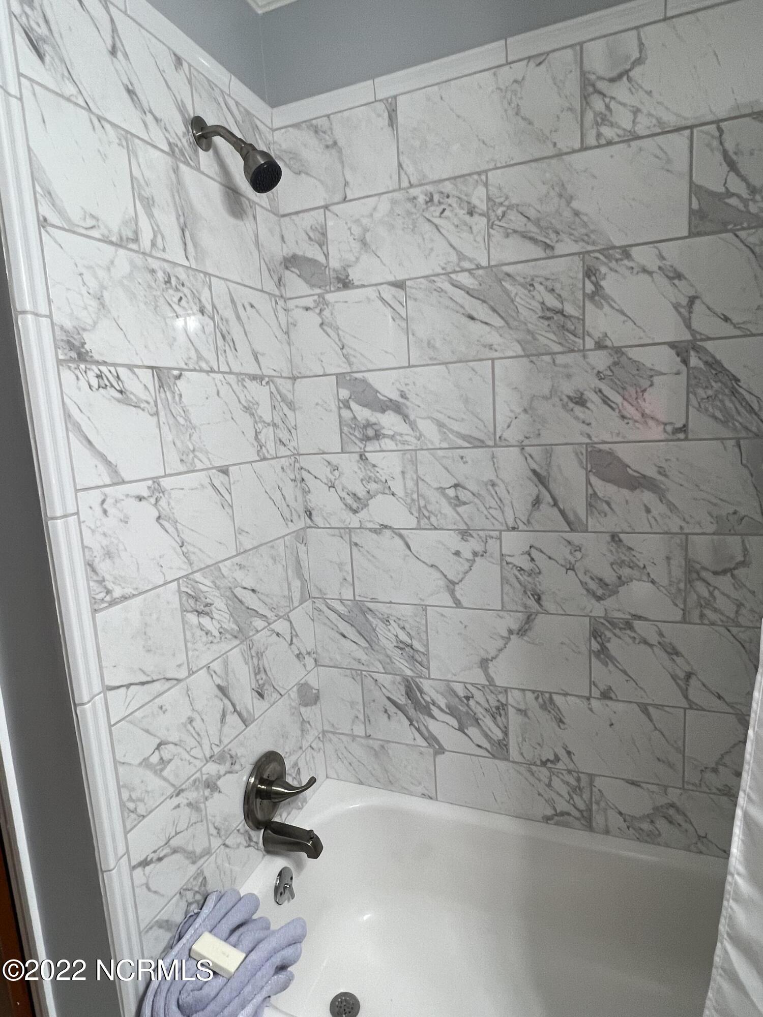 402 Pineview Road Clinton, NC 28328 - Photo 22 of 31 Bathroom tub with tile surround