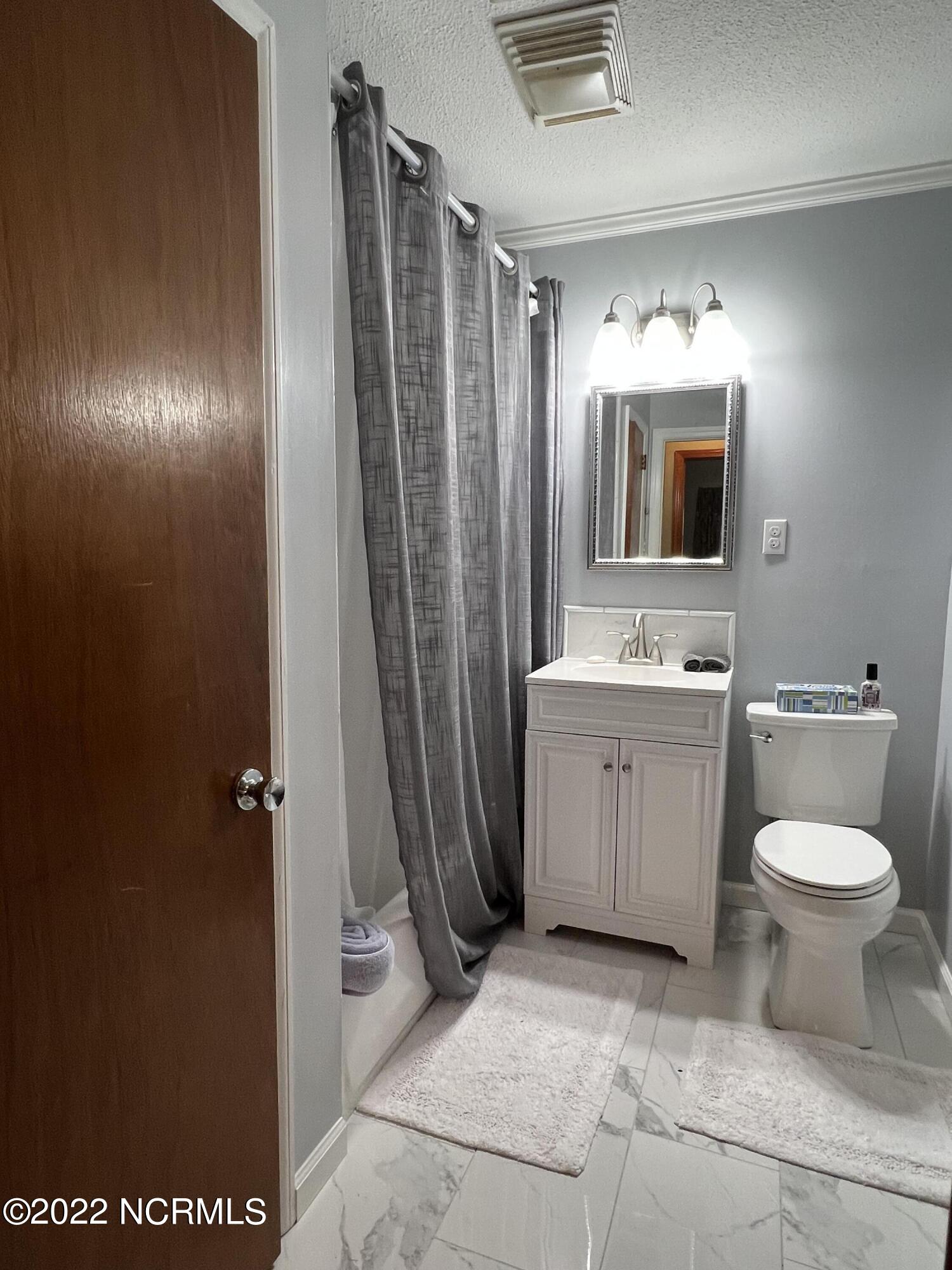 402 Pineview Road Clinton, NC 28328 - Photo 23 of 31 Bathroom with tile