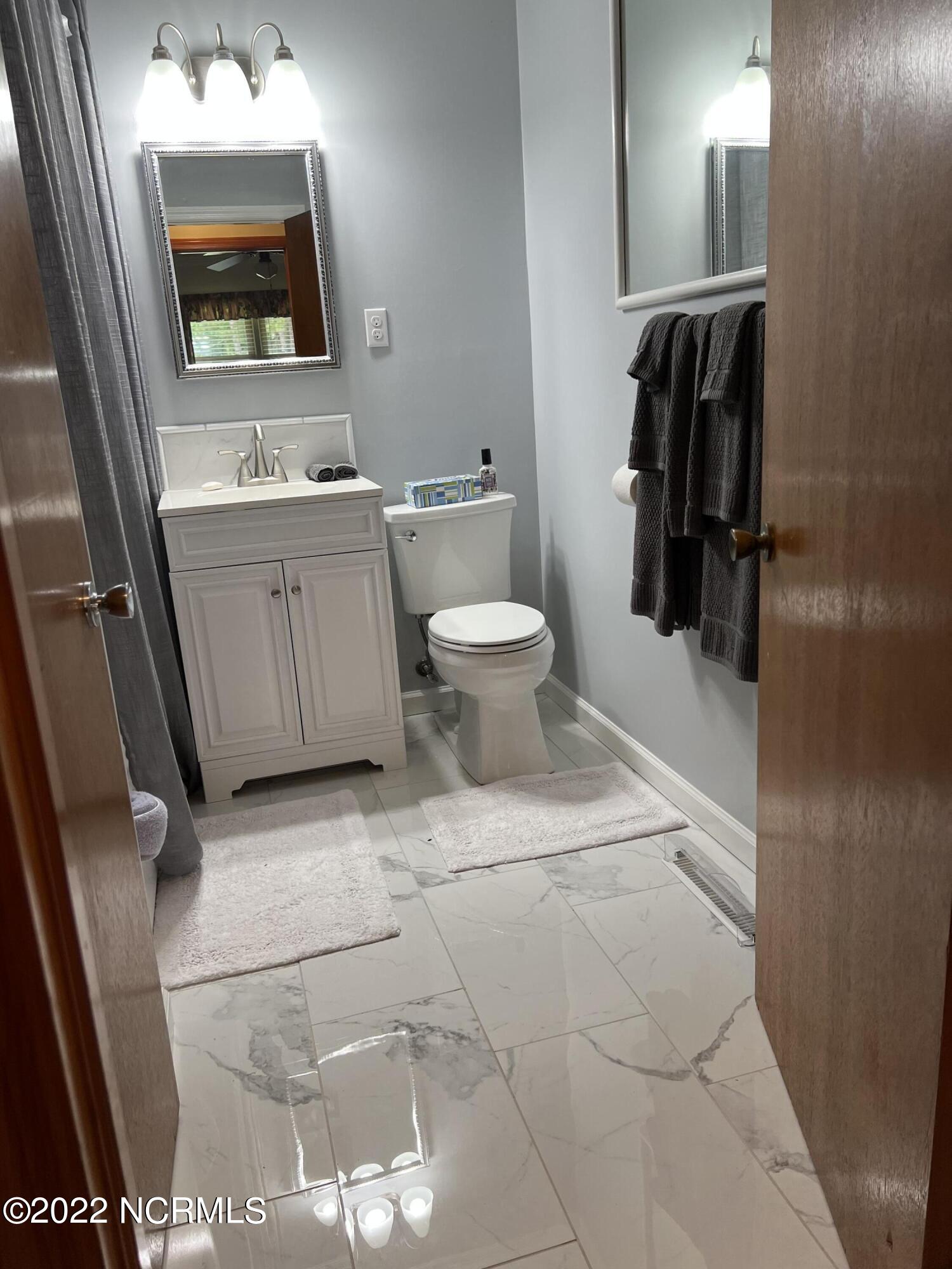 402 Pineview Road Clinton, NC 28328 - Photo 24 of 31 Bathroom with tile