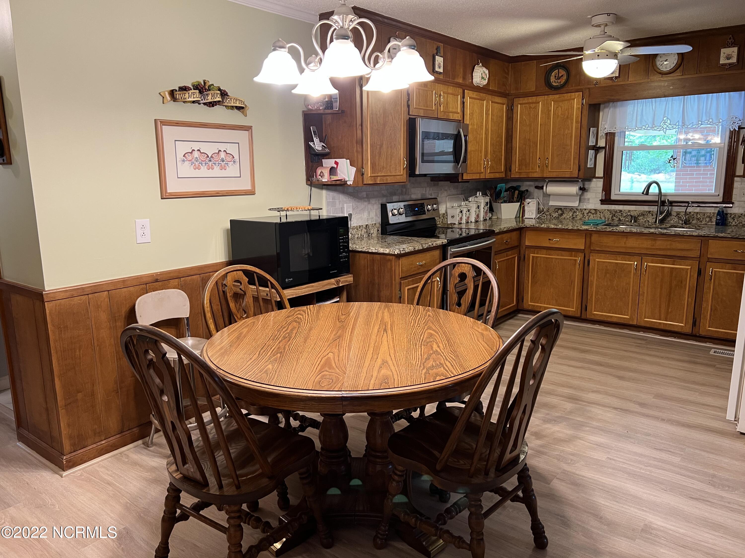 402 Pineview Road Clinton, NC 28328 - Photo 26 of 31 Kitchen/Dining combo