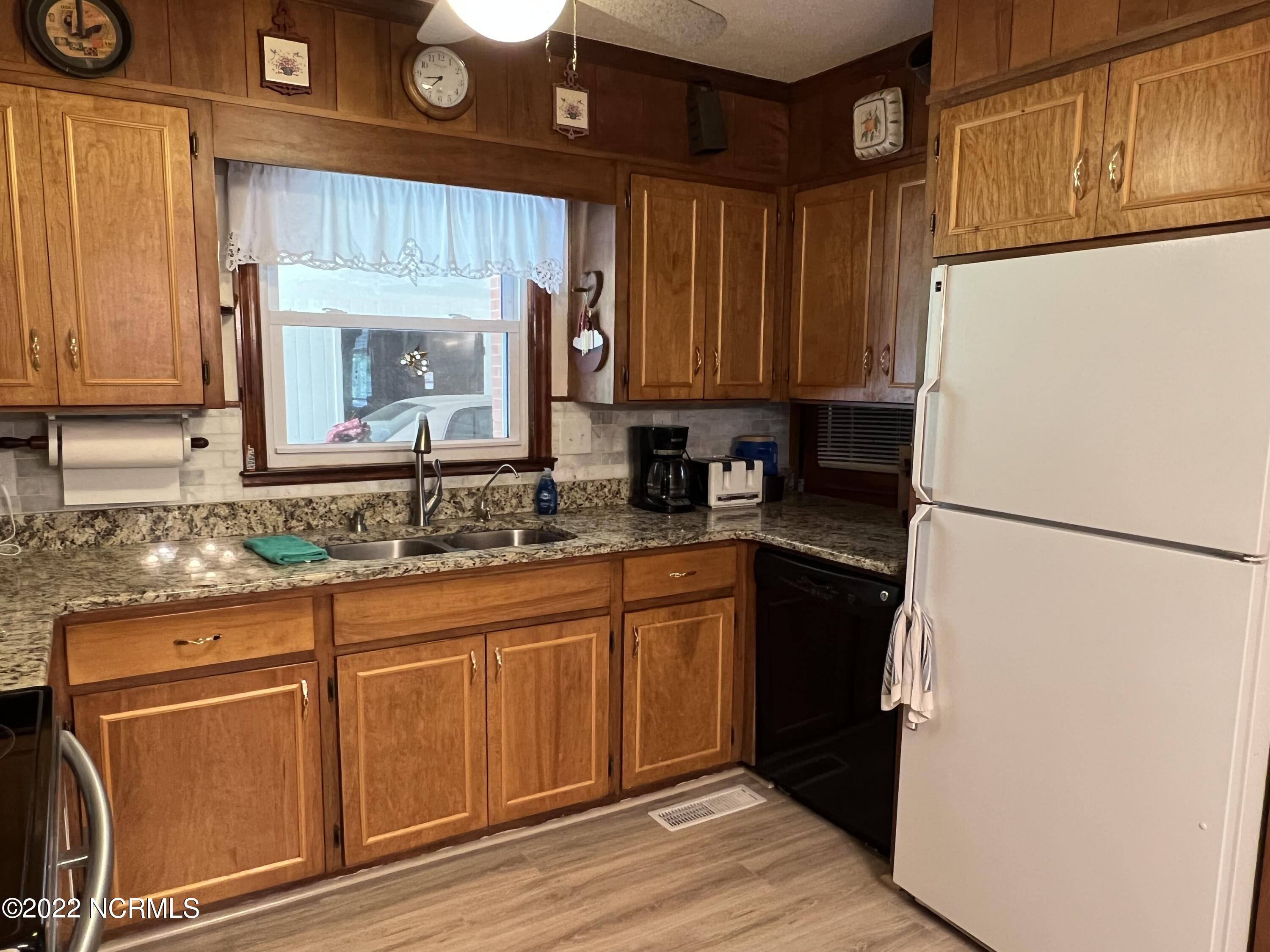 402 Pineview Road Clinton, NC 28328 - Photo 28 of 31 Kitchen