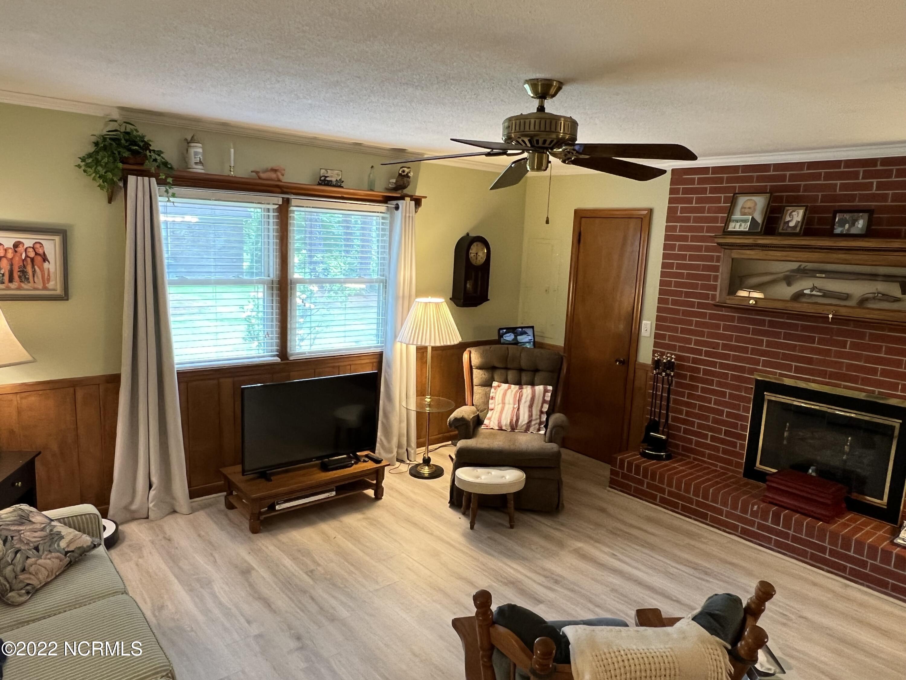 402 Pineview Road Clinton, NC 28328 - Photo 30 of 31 Den