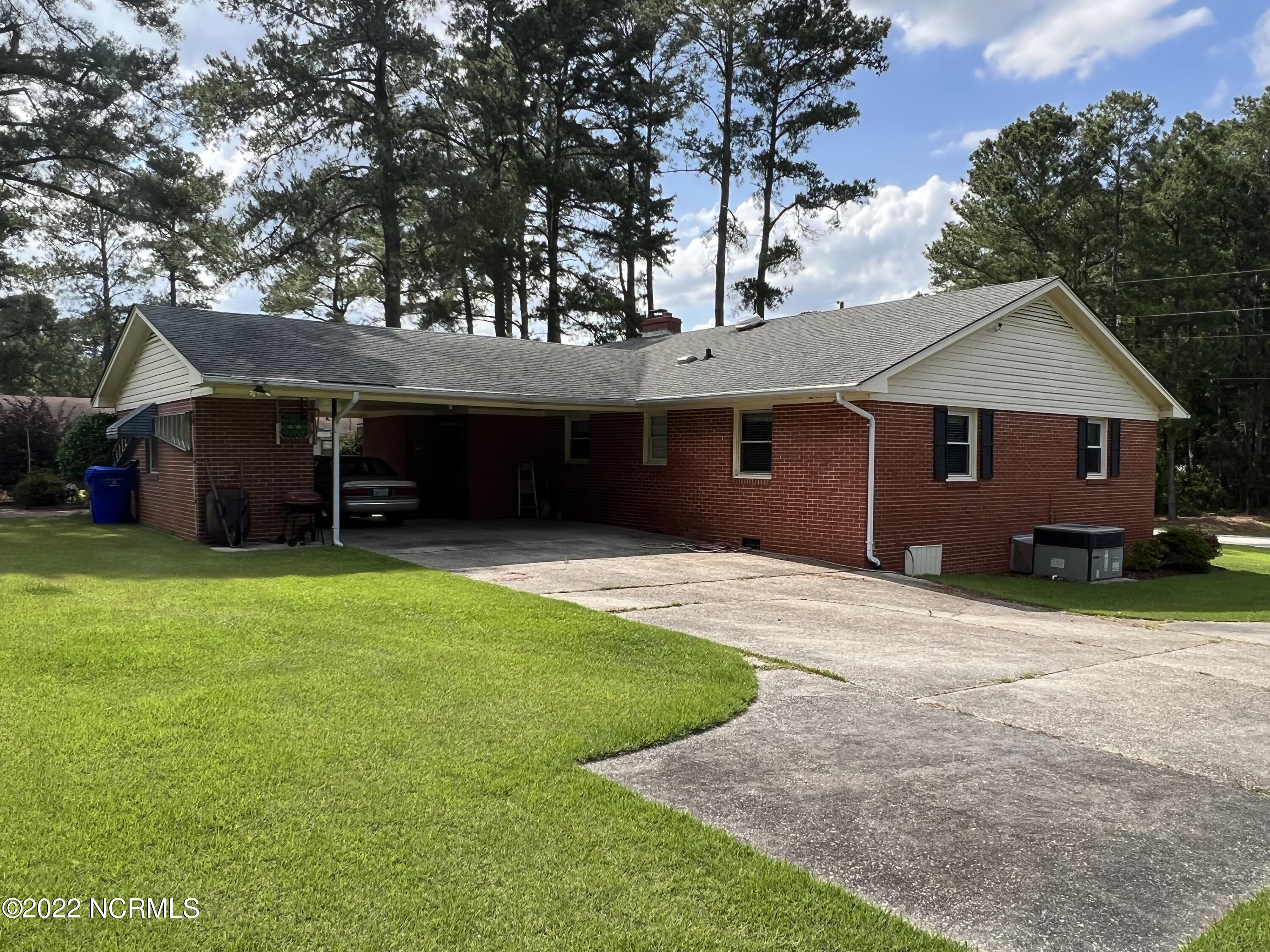 402 Pineview Road Clinton, NC 28328 - Photo 4 of 31 Driveway