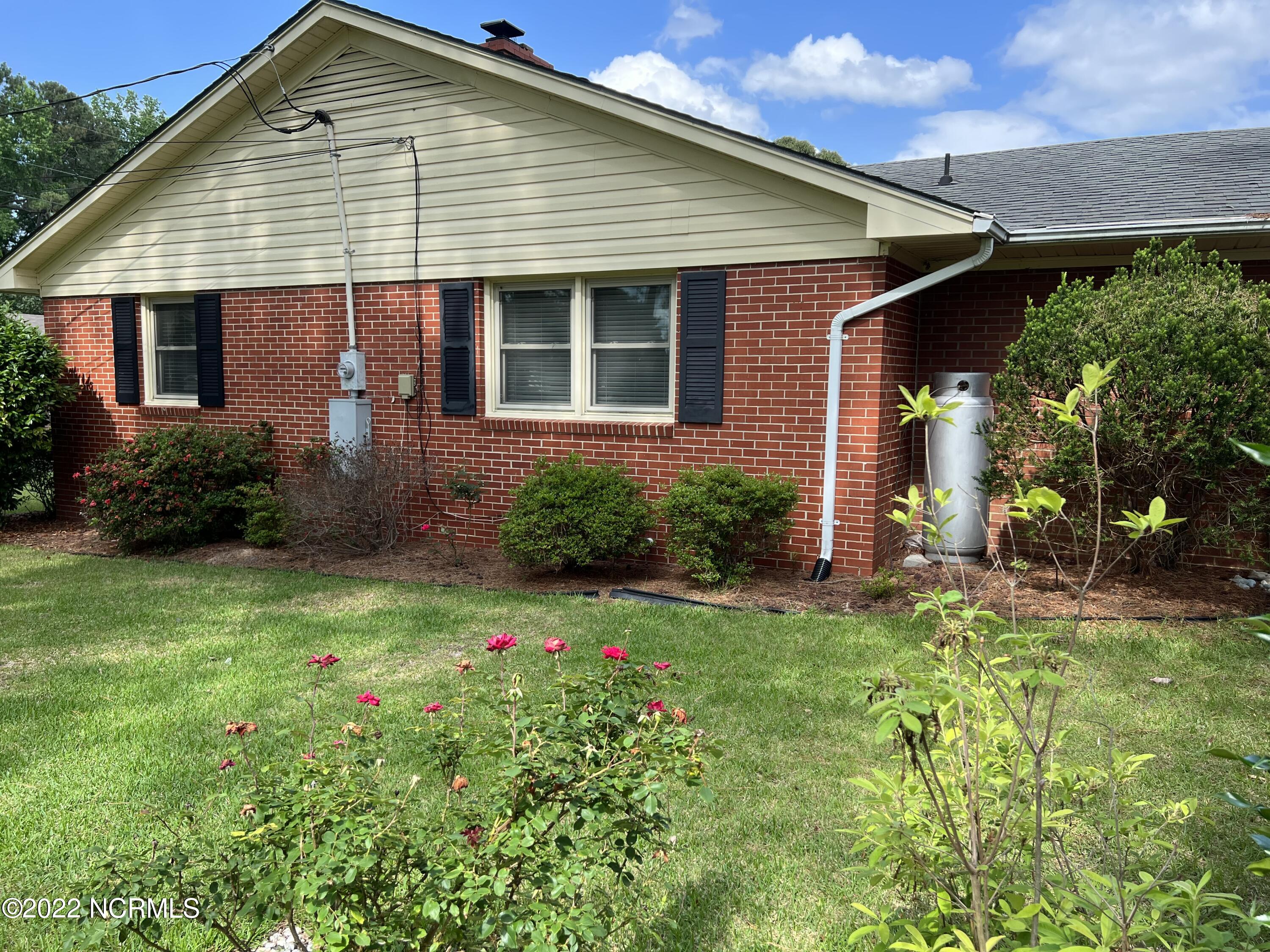 402 Pineview Road Clinton, NC 28328 - Photo 5 of 31 Side