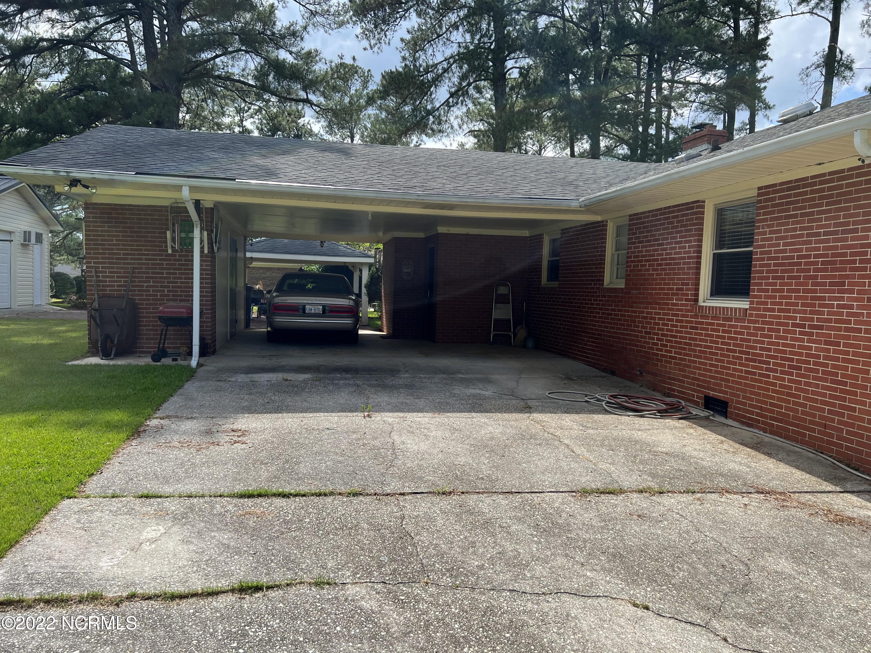 402 Pineview Road Clinton, NC 28328 - Photo 6 of 31 Carport