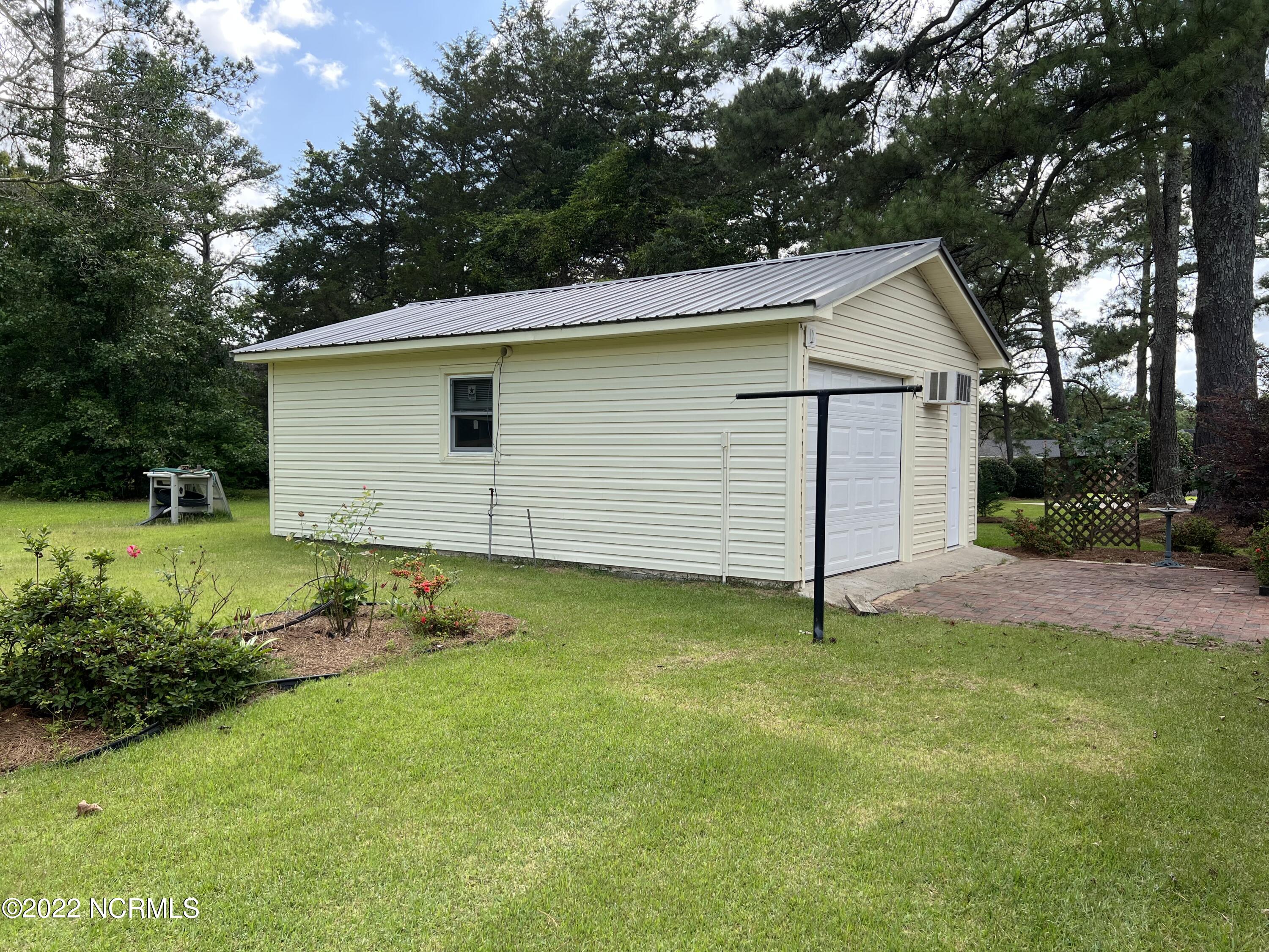 402 Pineview Road Clinton, NC 28328 - Photo 7 of 31 Workshop