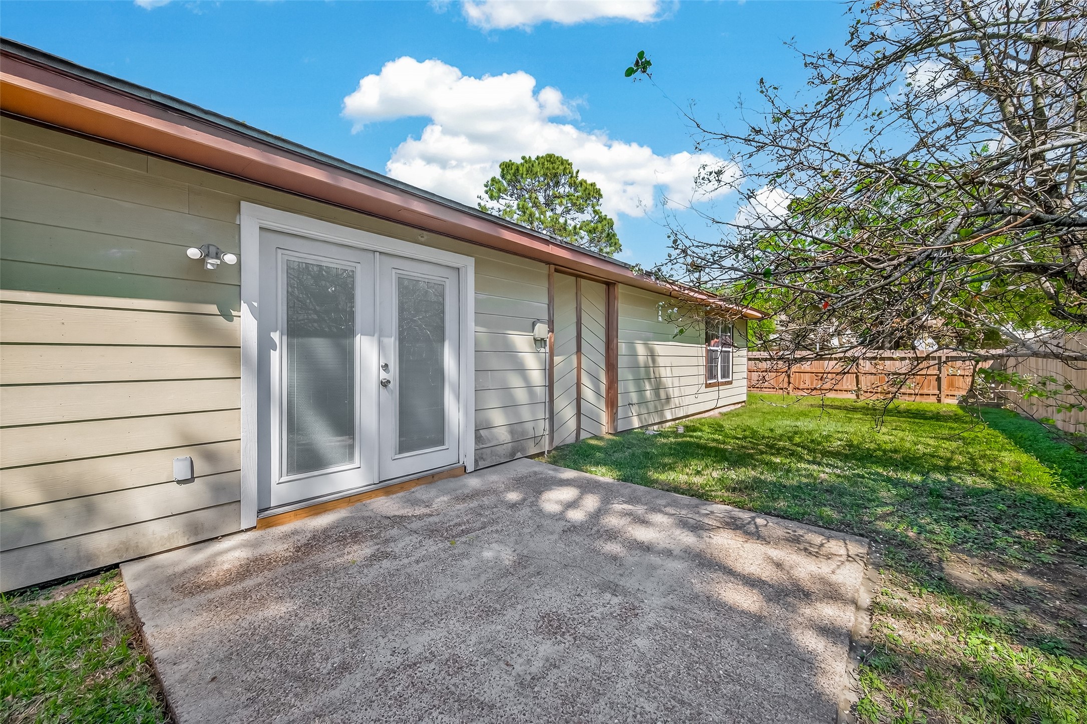 9503 Turtle Log Trail Houston, TX 77064 - Photo 37 of 41 a view of a backyard with plants