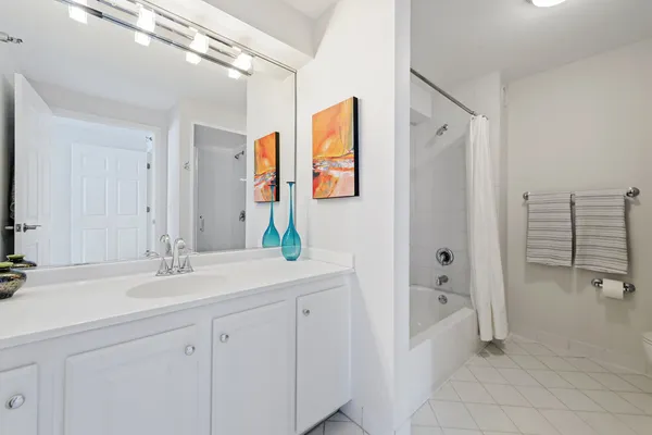 $5,200 | 345 North LaSalle Drive, Unit 3902, Chicago, IL 60654