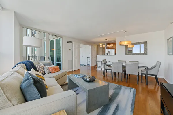 $5,200 | 345 North LaSalle Drive, Unit 3902, Chicago, IL 60654