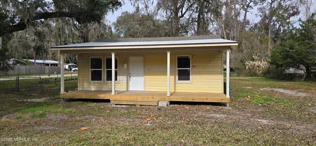 a view of a house with backyard
