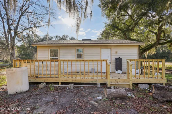a view of a house with backyard