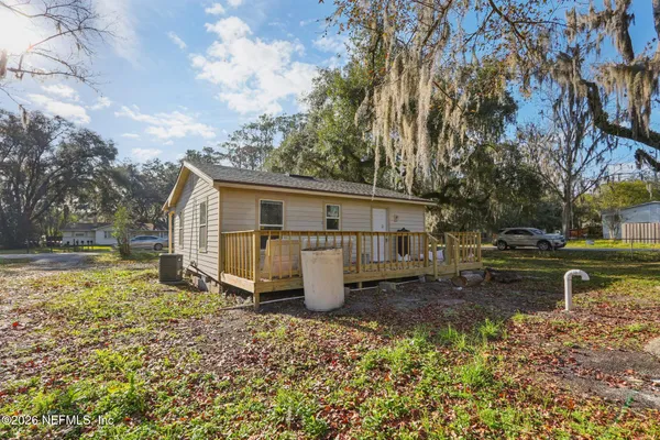 a view of yard with trees