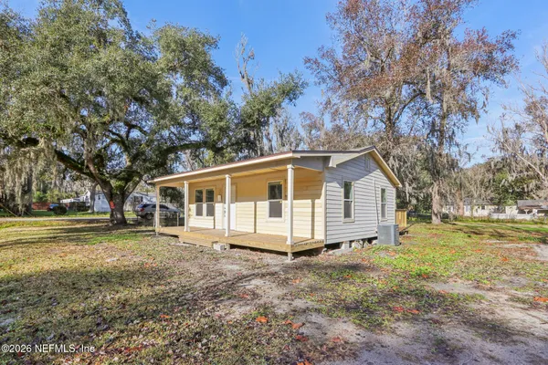 a view of a house with a yard