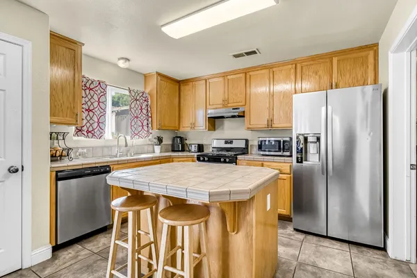 $459,900 | 1050 Monterey Street, Madera, CA 93637