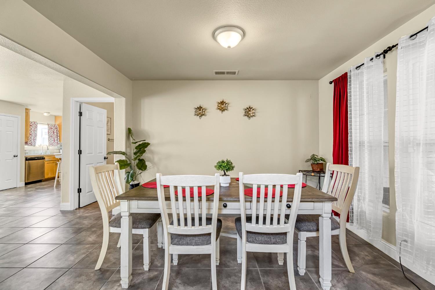 1050 Monterey Street Madera, CA 93637 - Photo 6 of 43