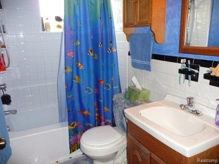 16023 Stephens Road Eastpointe, MI 48021 - Photo 9 of 11 Bath