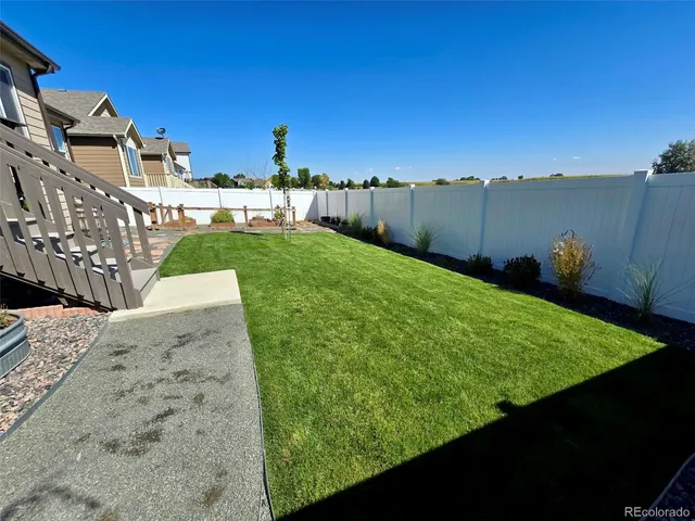 a view of a back yard