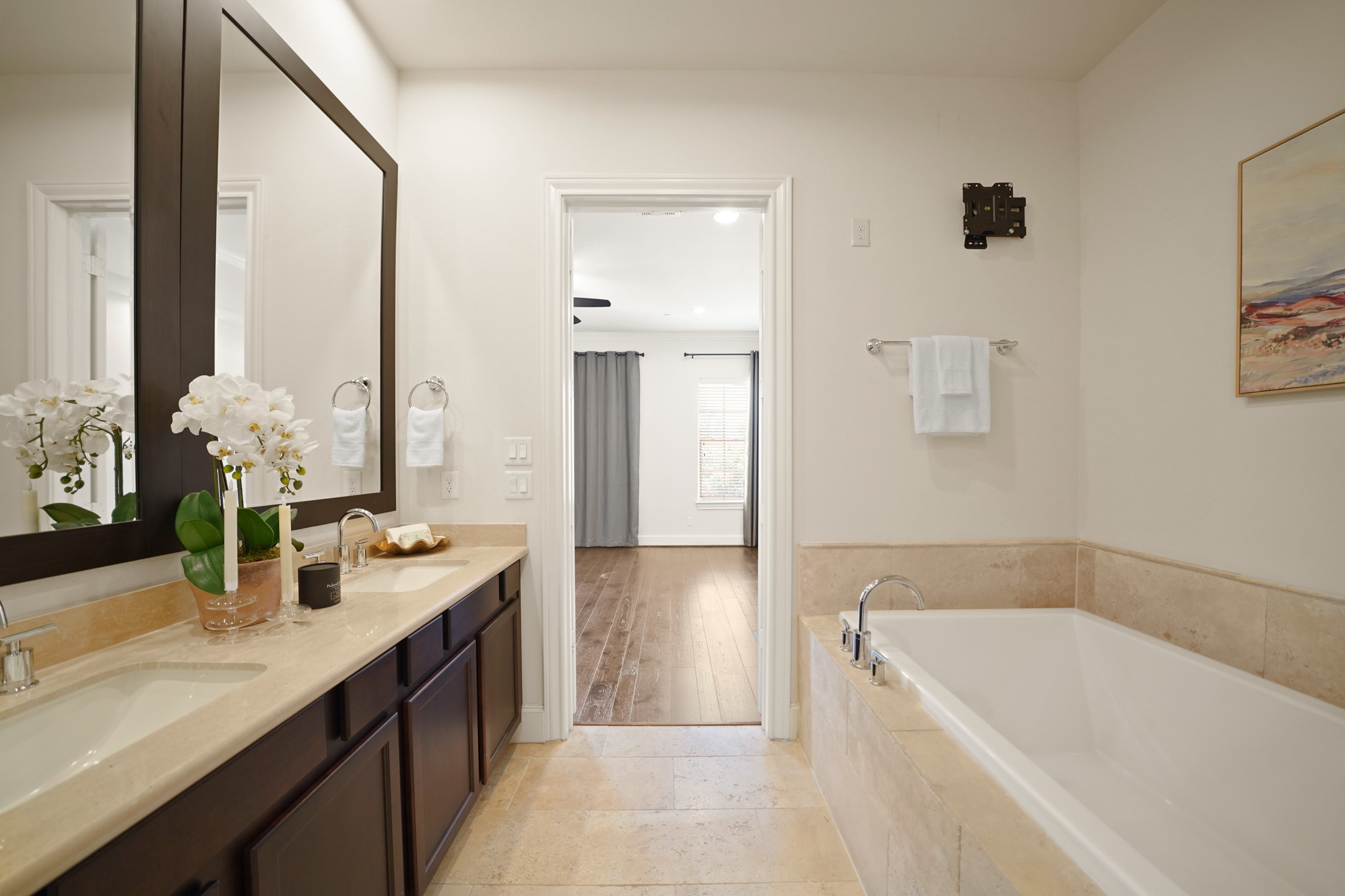 1317 Roy Street Houston, TX 77007 - Photo 26 of 50 Another view of the owner’s bath with a TV mount included above the tub.