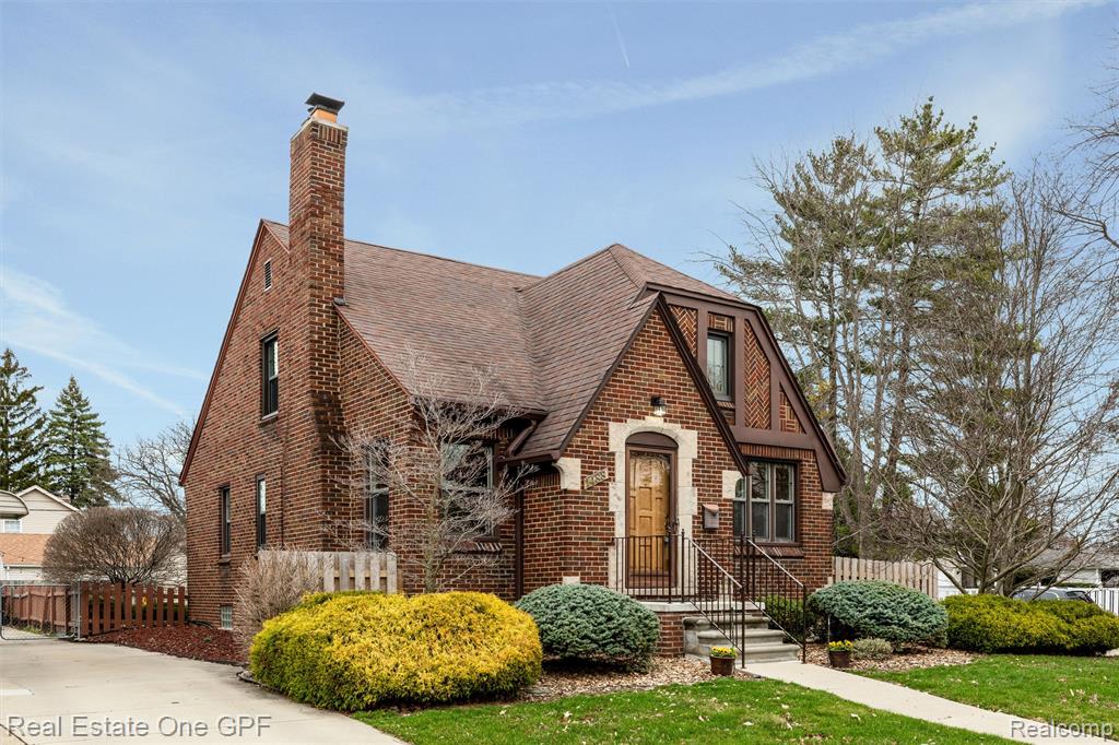 1488 Roslyn Road Grosse Pointe Woods, MI 48236 - Photo 2 of 40