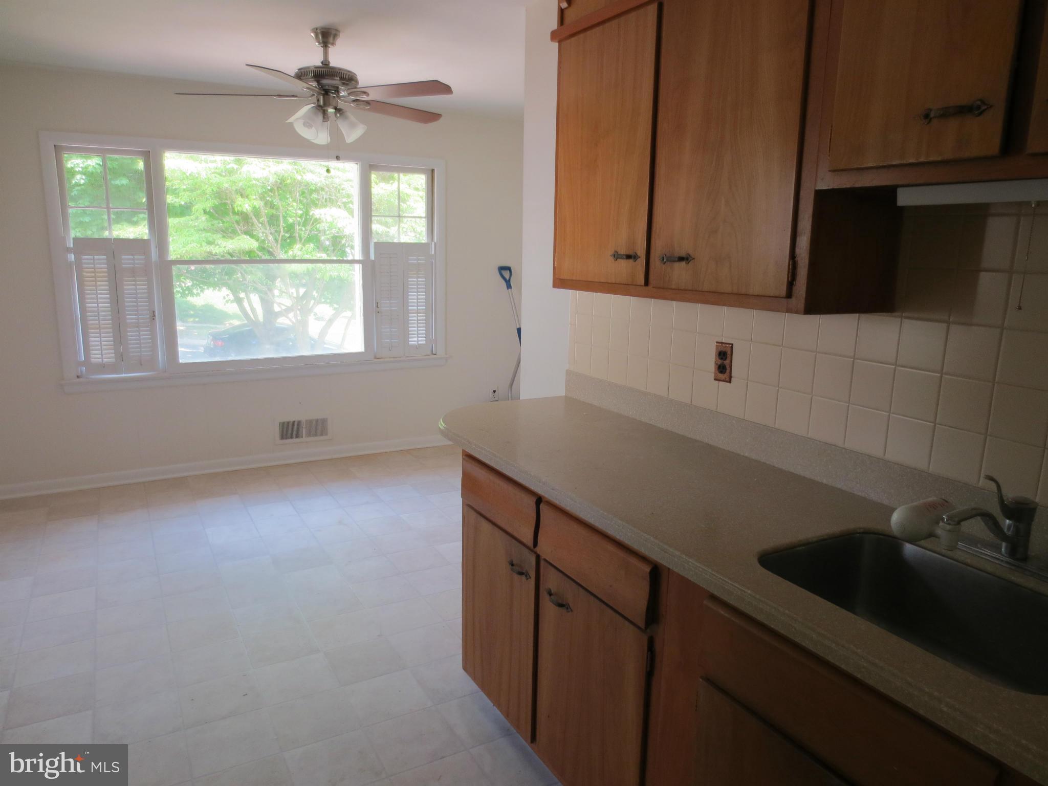 10616 Glenwild Road Silver Spring, MD 20901 - Photo 9 of 30 Kitchen with breakfast room