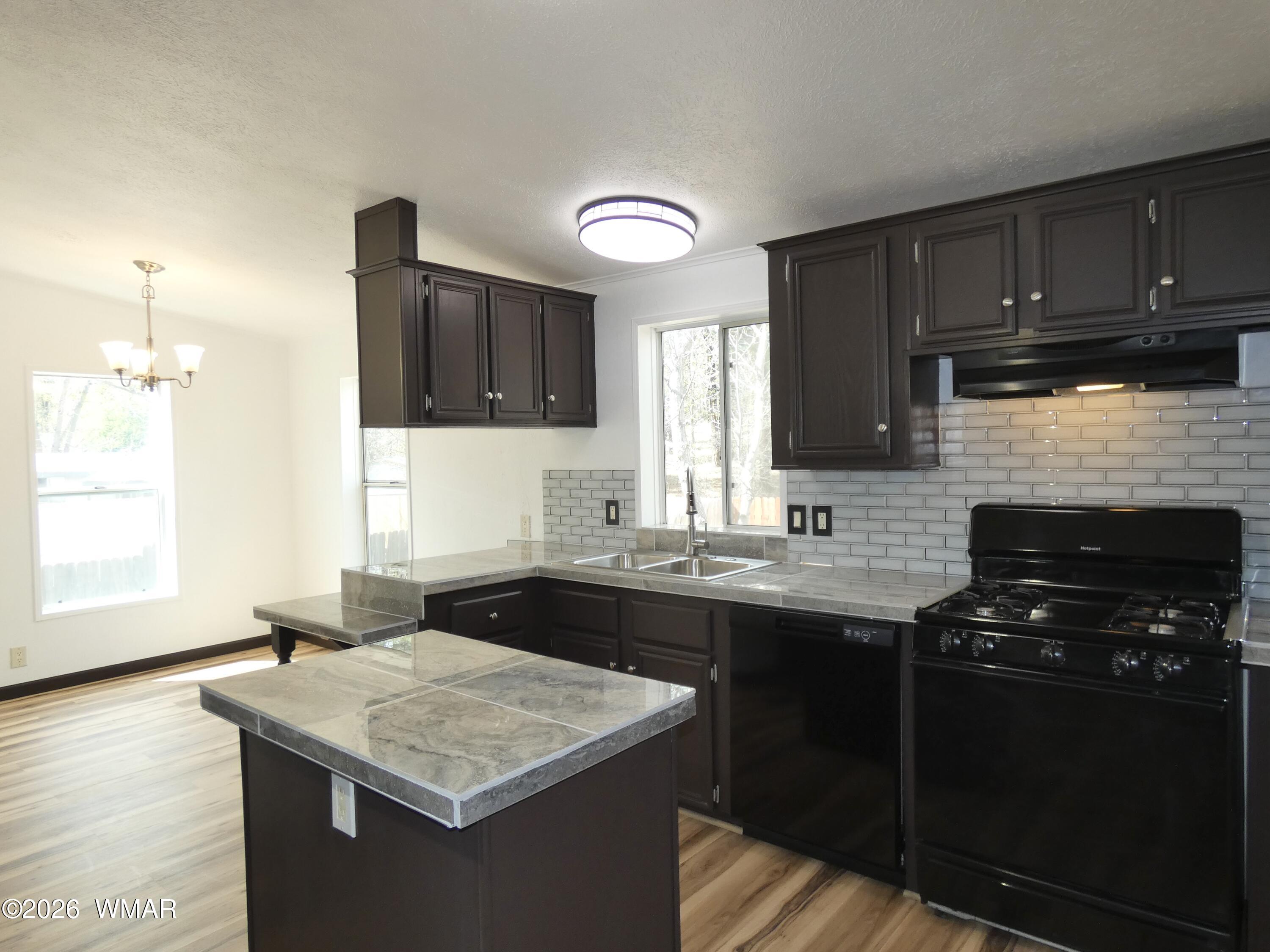 2260 West Park Valley Road Show Low, AZ 85901 - Photo 8 of 35 Kitchen