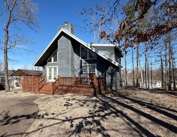a view of a house with backyard