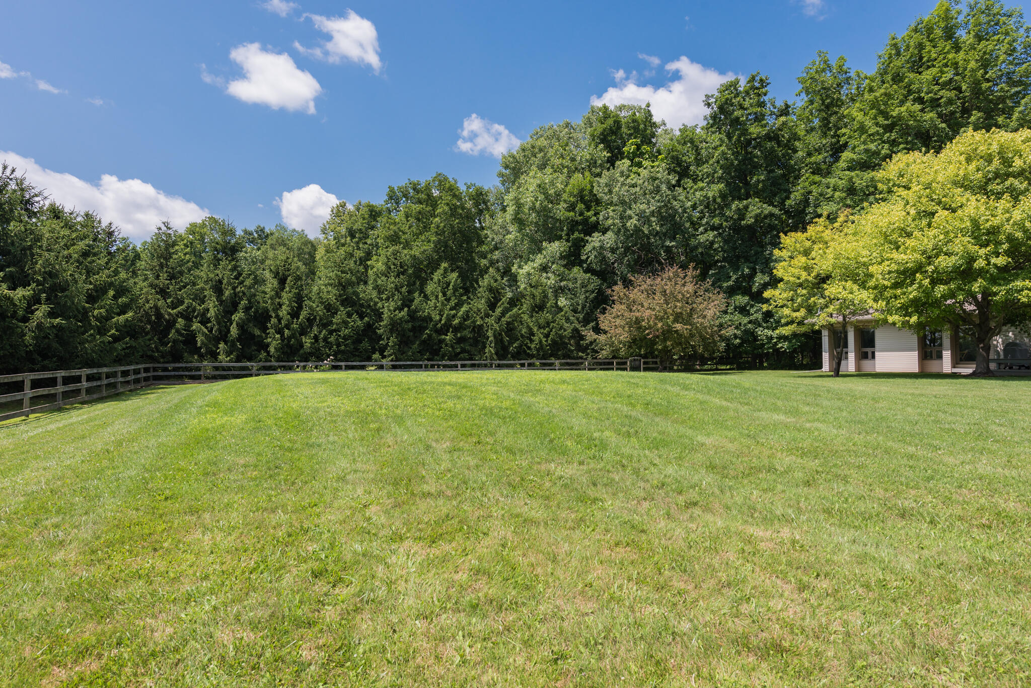 6170 Cascade Road Southeast Grand Rapids, MI 49546 - Photo 60 of 77 14_Exterior-Yard-7