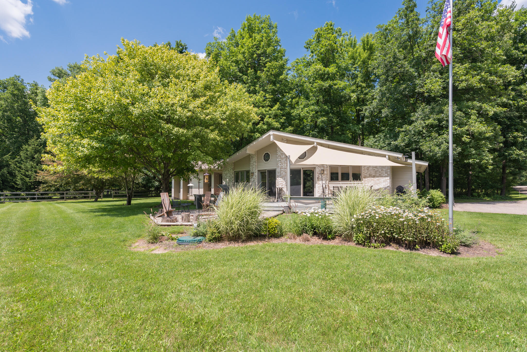 6170 Cascade Road Southeast Grand Rapids, MI 49546 - Photo 65 of 77 14_Exterior-Yard-12